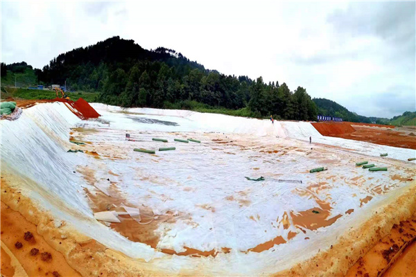 复合土工膜施工现场