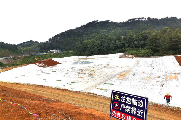 复合土工膜施工现场